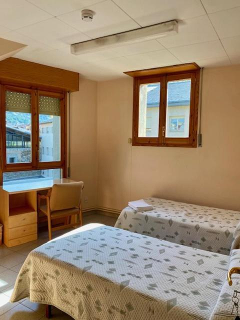 Hotel Residencia Sagrada Familia La Seu d'Urgell Zewnętrze zdjęcie
